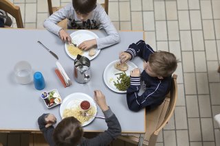 L'école à journée continue est notamment soutenue pour mieux concilier vie familiale et professionnelle (archives). KEYSTONE/GAETAN BALLY